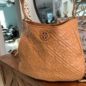 Measurements:15”L x 12”T x 3D  never used still smells like new leather.